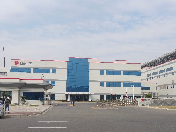 LG化学(南京)信息电子材料与昆山新恒邦签订卷帘门合同